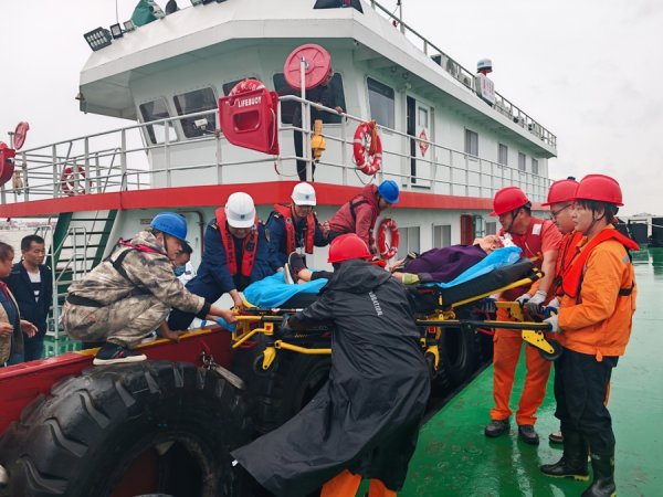 散户配资网站 “土台风”江淮气旋来袭，崇明海事局紧急转运横沙岛重伤老人出岛救治