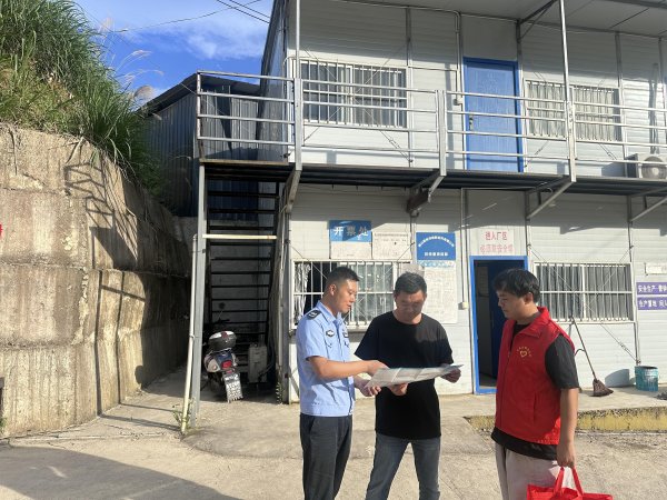 正规炒股在线配资网 歙县杞梓里镇：深入开展送法入企  携手共建绿色家园_大皖新闻 | 安徽网